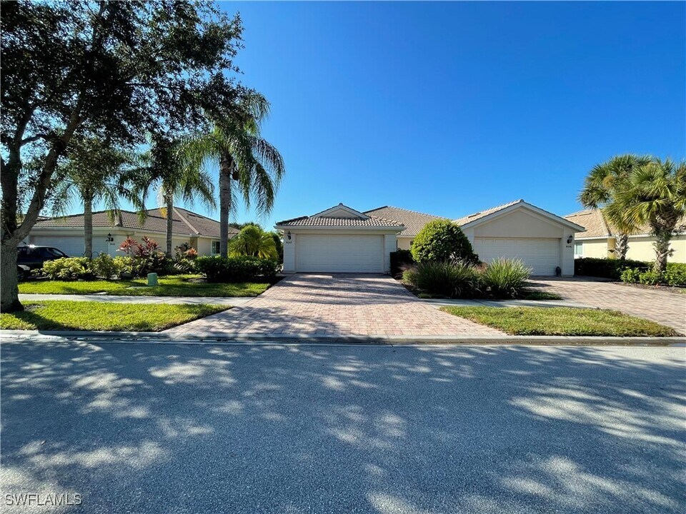 8642 Genova Ct in Naples, FL - Building Photo