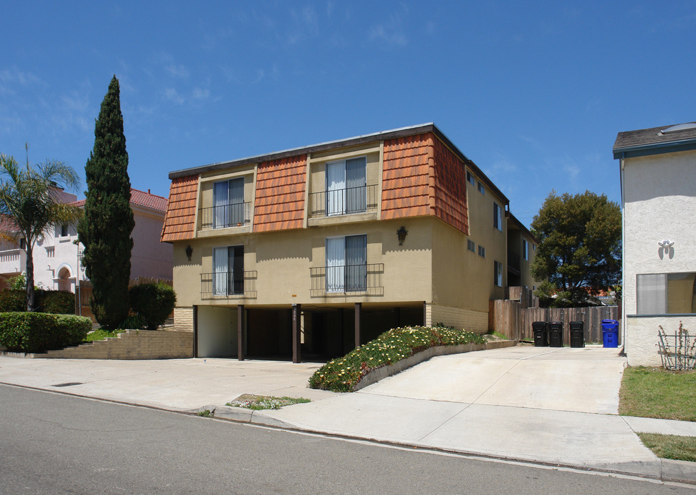 1556 Thomas Ave in San Diego, CA - Building Photo