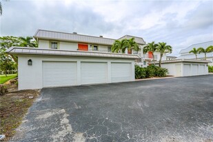 990 8th St S in Naples, FL - Foto de edificio - Building Photo