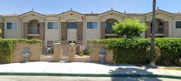 17888 Alburtis Ave, Unit A102 in Artesia, CA - Foto de edificio