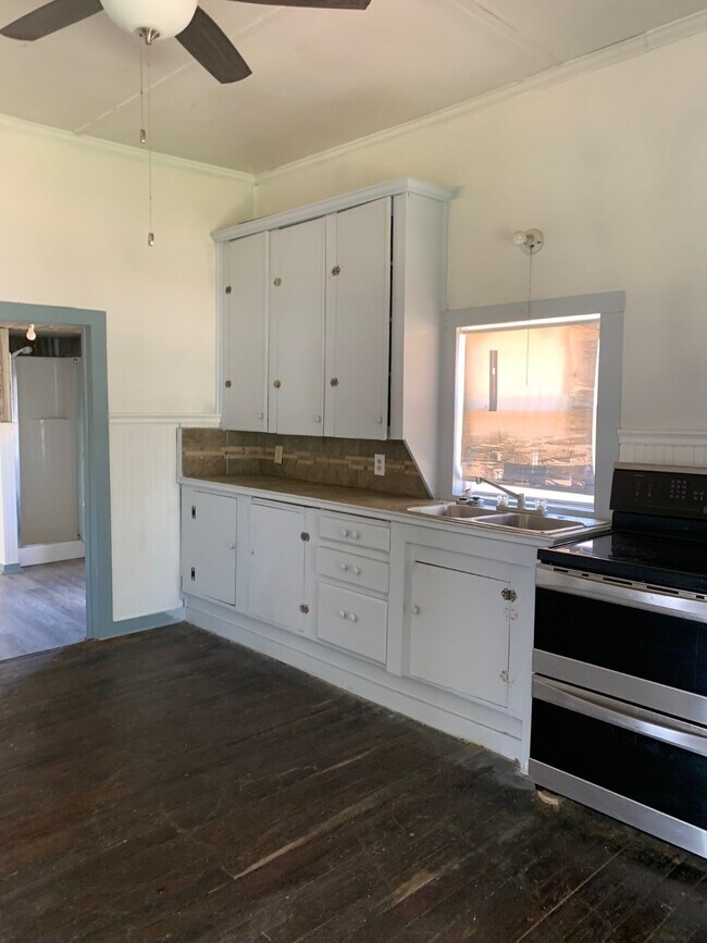 708 Colorado St in Glidden, TX - Building Photo - Building Photo