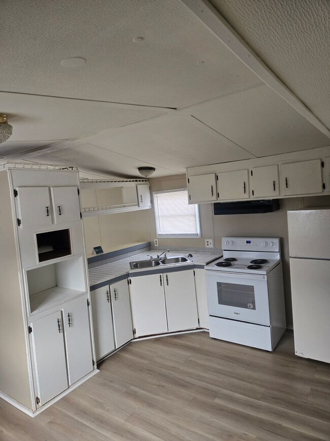 property at 725 Williamsburg Dr