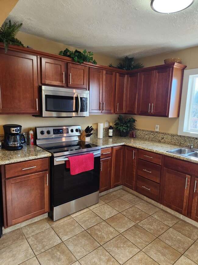 6050 SW Taylors Ferry Rd in Portland, OR - Foto de edificio - Building Photo