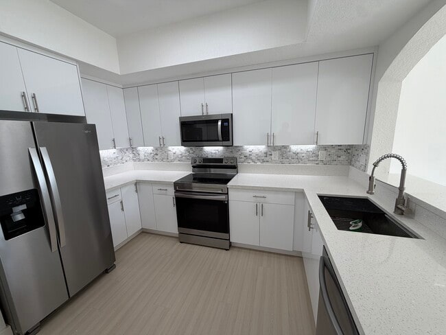 8814 W Flagler St, Unit 201 in Miami, FL - Foto de edificio - Building Photo