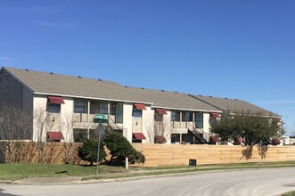 Lynridge Apartments in Austin, TX - Building Photo - Building Photo