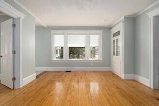725 Watertown St in Newton, MA - Building Photo - Building Photo