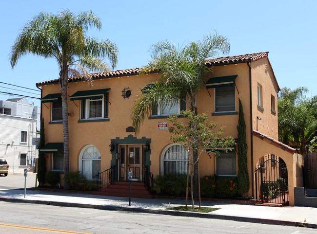 Elm Tree Plaza Apartments in Long Beach, CA - Building Photo - Building Photo