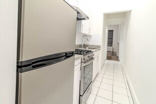 318 E 53rd St, Unit 1b in New York, NY - Building Photo