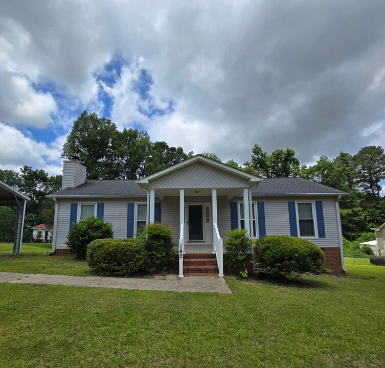 142 Crestview Dr in Greenwood, SC - Building Photo