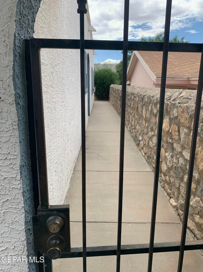 2215 King James Pl in El Paso, TX - Building Photo - Building Photo