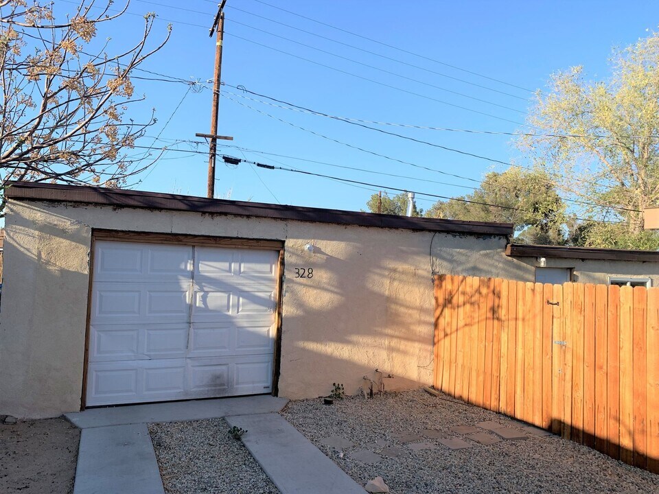 328 W Upjohn Ave in Ridgecrest, CA - Building Photo