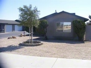 12393 Navajo Rd in Apple Valley, CA - Building Photo - Building Photo