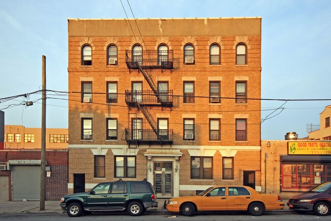 29-06 38th Ave in Long Island City, NY - Foto de edificio - Building Photo