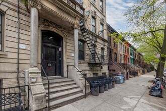 163 Vernon Ave in Brooklyn, NY - Foto de edificio - Building Photo