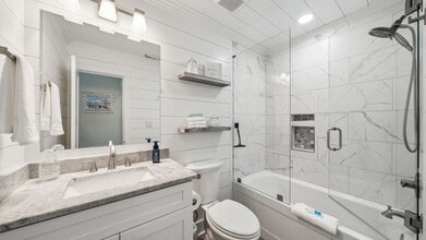 5717 Thomas Dr in Panama City Beach, FL - Foto de edificio - Building Photo