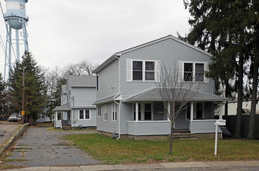 856-876 West Main St in Riverhead, NY - Foto de edificio