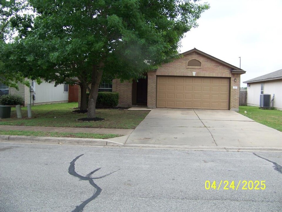311 Liberty St in Hutto, TX - Building Photo