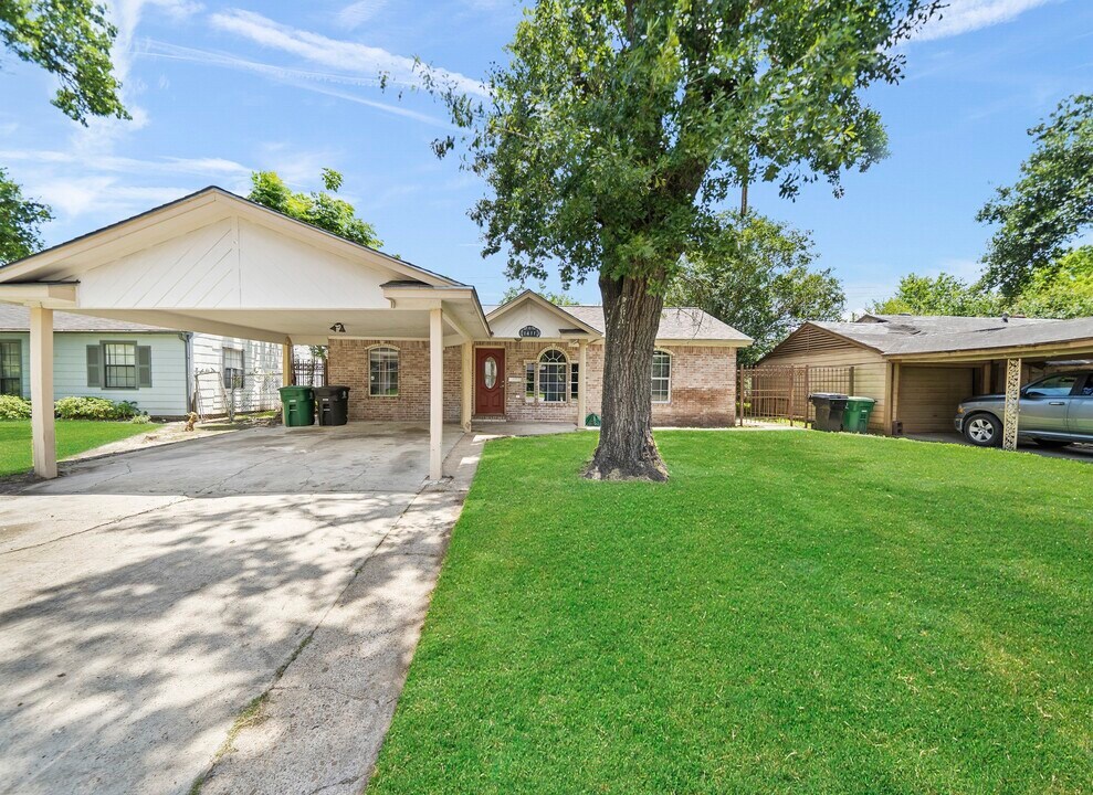 1411 Pleasantville Dr in Houston, TX - Building Photo