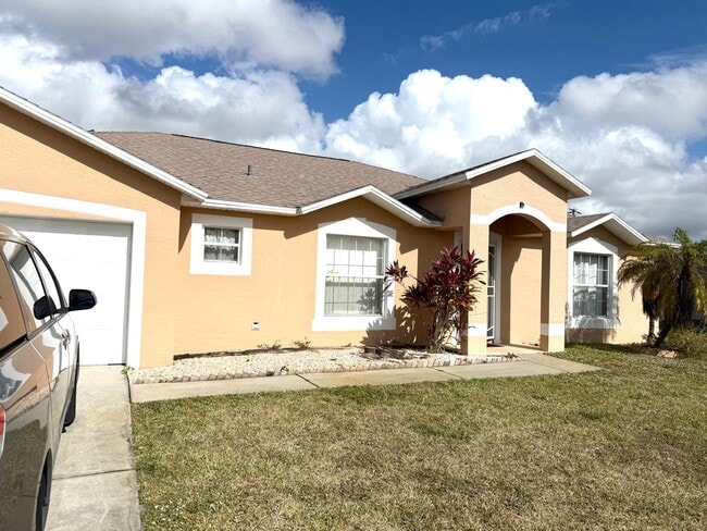 1013 SW London Ln in Port St. Lucie, FL - Building Photo - Building Photo