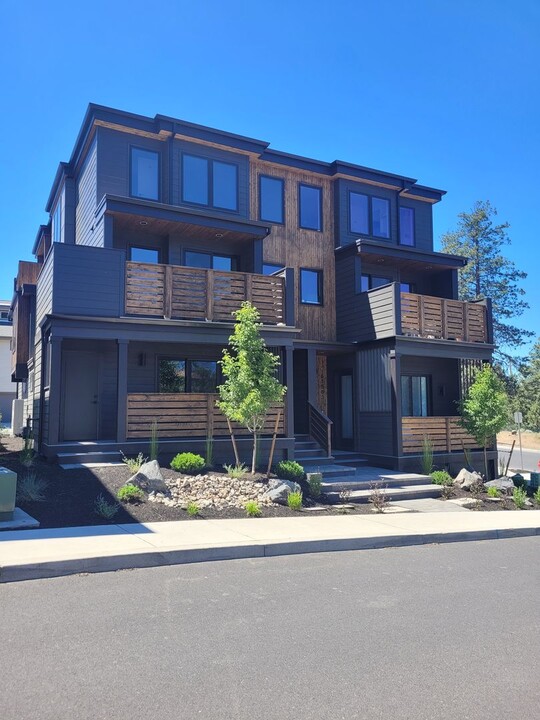 61579 SW Riverwalk Ln in Bend, OR - Building Photo