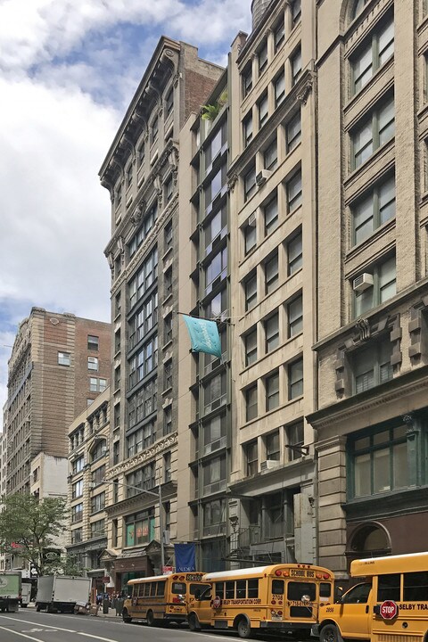 31 W 17th St in New York, NY - Building Photo