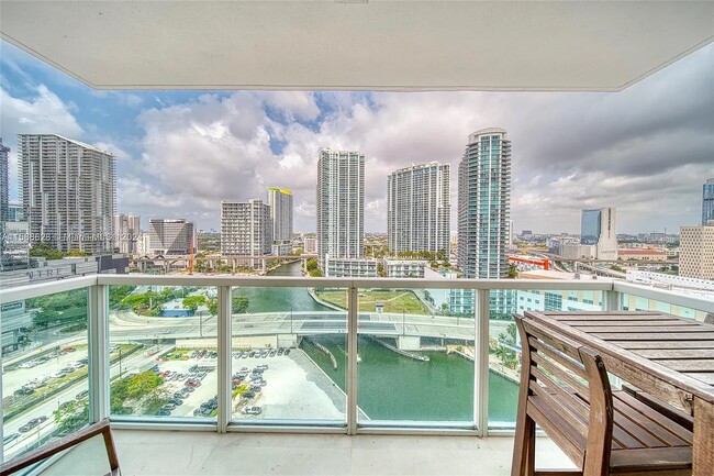 31 SE 5th St, Unit 3015 in Miami, FL - Building Photo - Building Photo