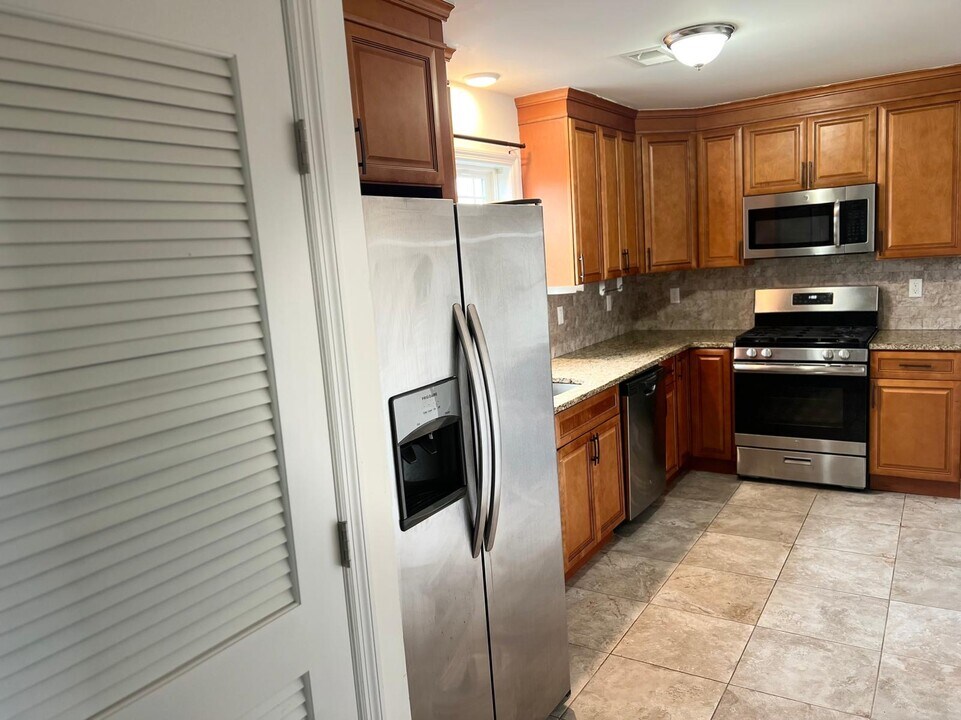 1042 Bond St, Unit Ramon Paulino in Elizabeth, NJ - Foto de edificio