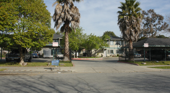 425 E 8th St in Gilroy, CA - Building Photo - Building Photo