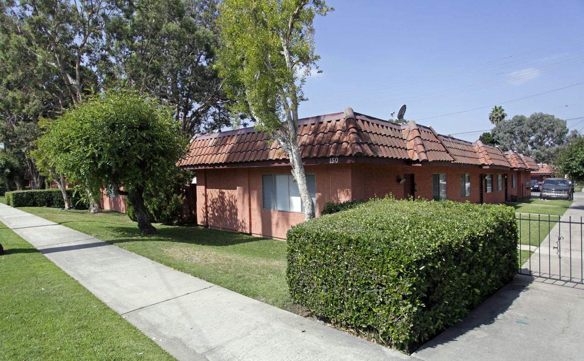 126-166 N Date Ave in Rialto, CA - Building Photo