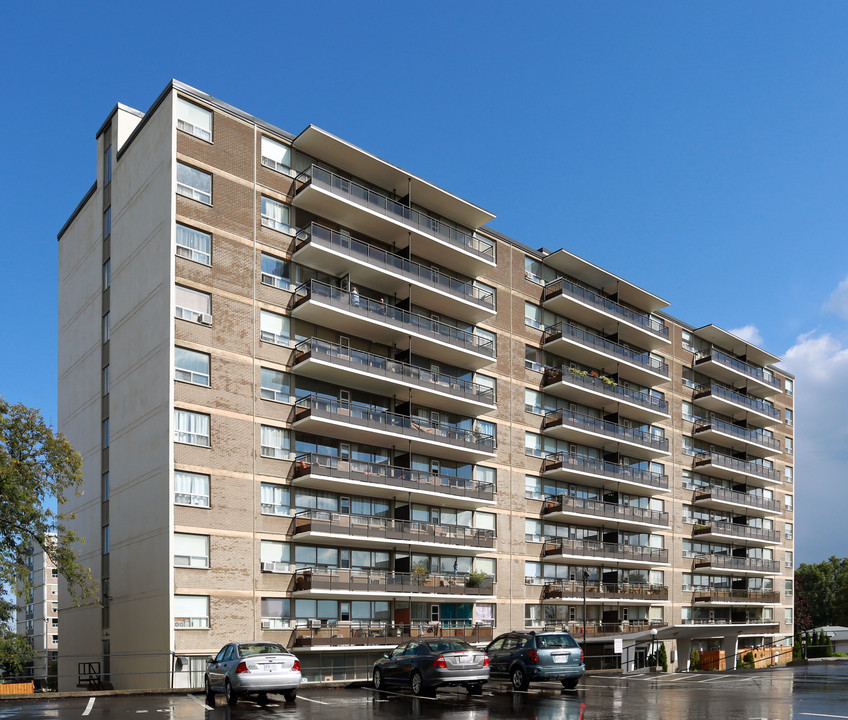 Yorkshire Towers in St Catharines, ON - Building Photo