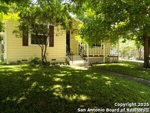 636 W Norwood Ct in San Antonio, TX - Building Photo