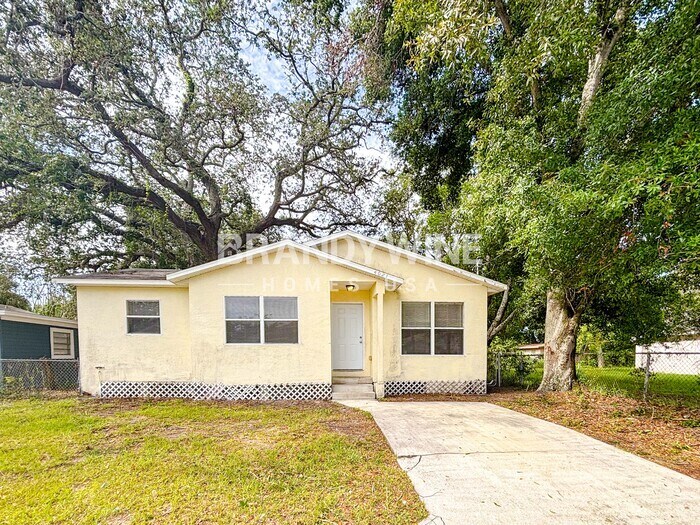 4021 E Louisiana Ave in Tampa, FL - Building Photo