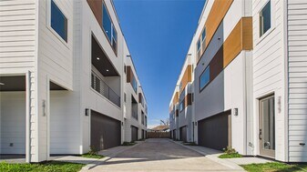 2417 Harrington St in Houston, TX - Building Photo