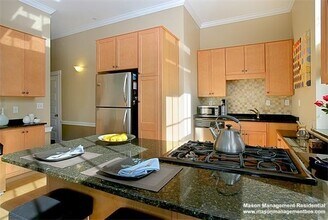 245 Beacon St, Unit 4 in Somerville, MA - Foto de edificio - Building Photo