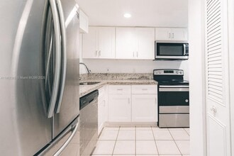 9330 Lagoon Pl, Unit 206 in Davie, FL - Building Photo - Building Photo