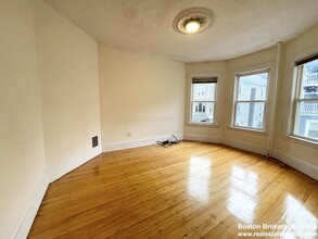 17 Sachem St, Unit 2 in Boston, MA - Foto de edificio - Building Photo