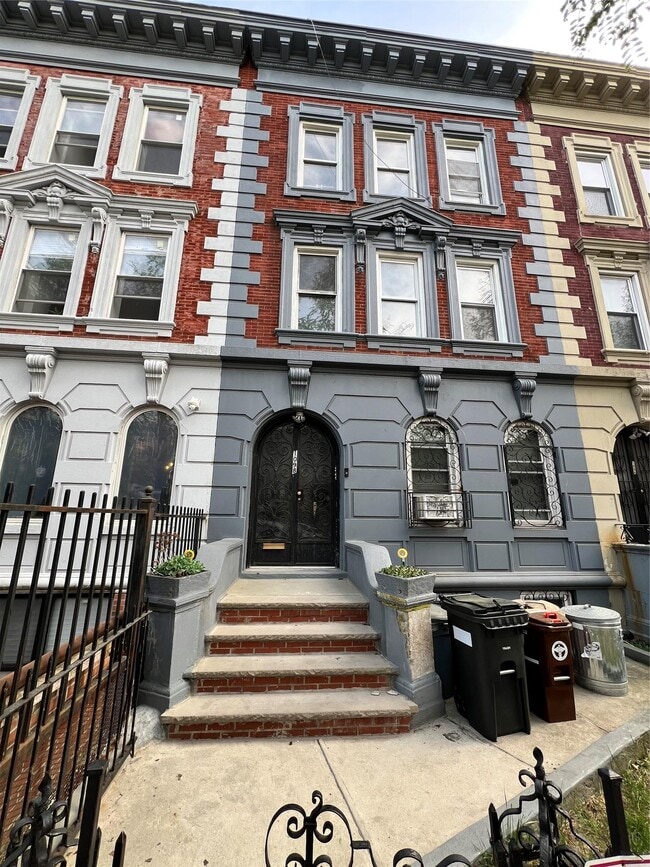 property at 1098 Park Pl