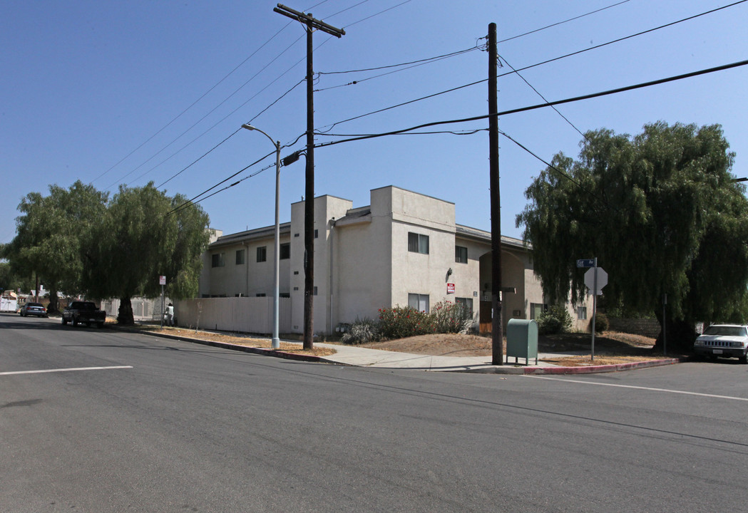 11151 Arminta St in Sun Valley, CA - Foto de edificio