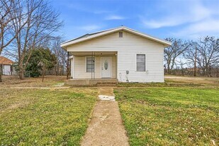 1412 Chase Ave in Cleburne, TX - Building Photo