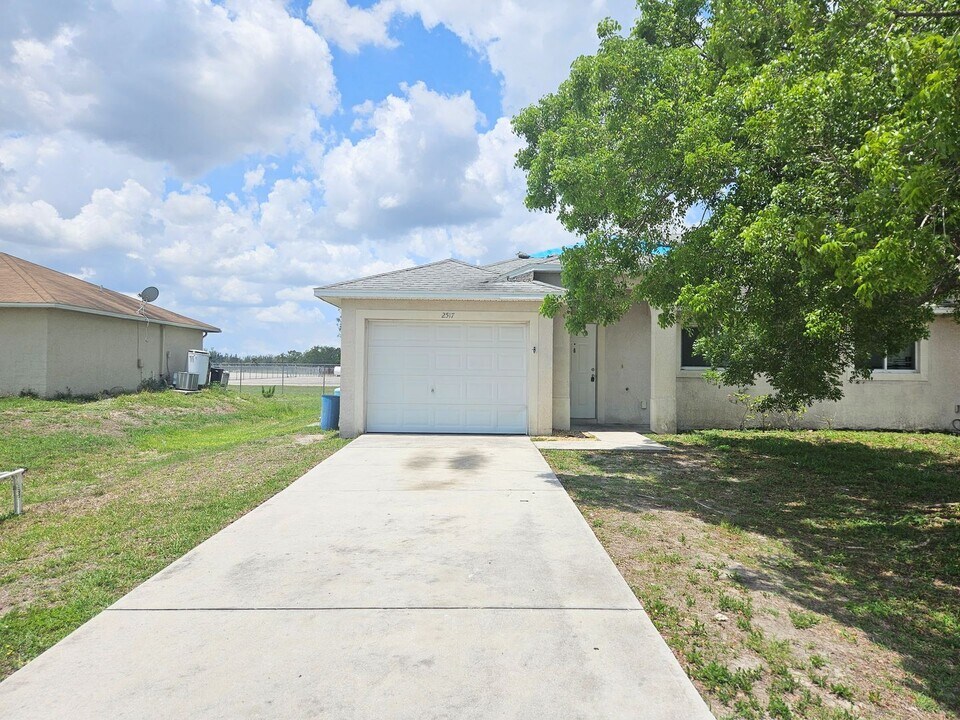 2517 Park Rd in Lehigh Acres, FL - Building Photo