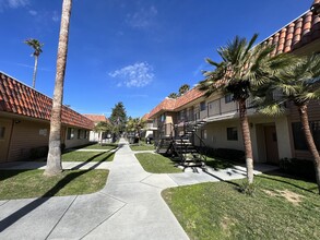 747 Chestnut Ave in Beaumont, CA - Foto de edificio - Building Photo