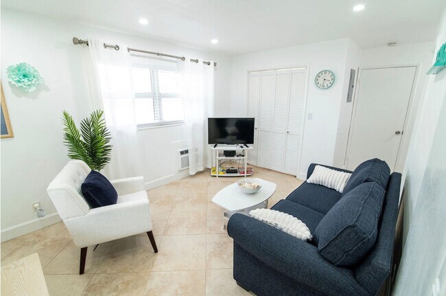 3230 NE 13th St in Pompano Beach, FL - Building Photo - Building Photo