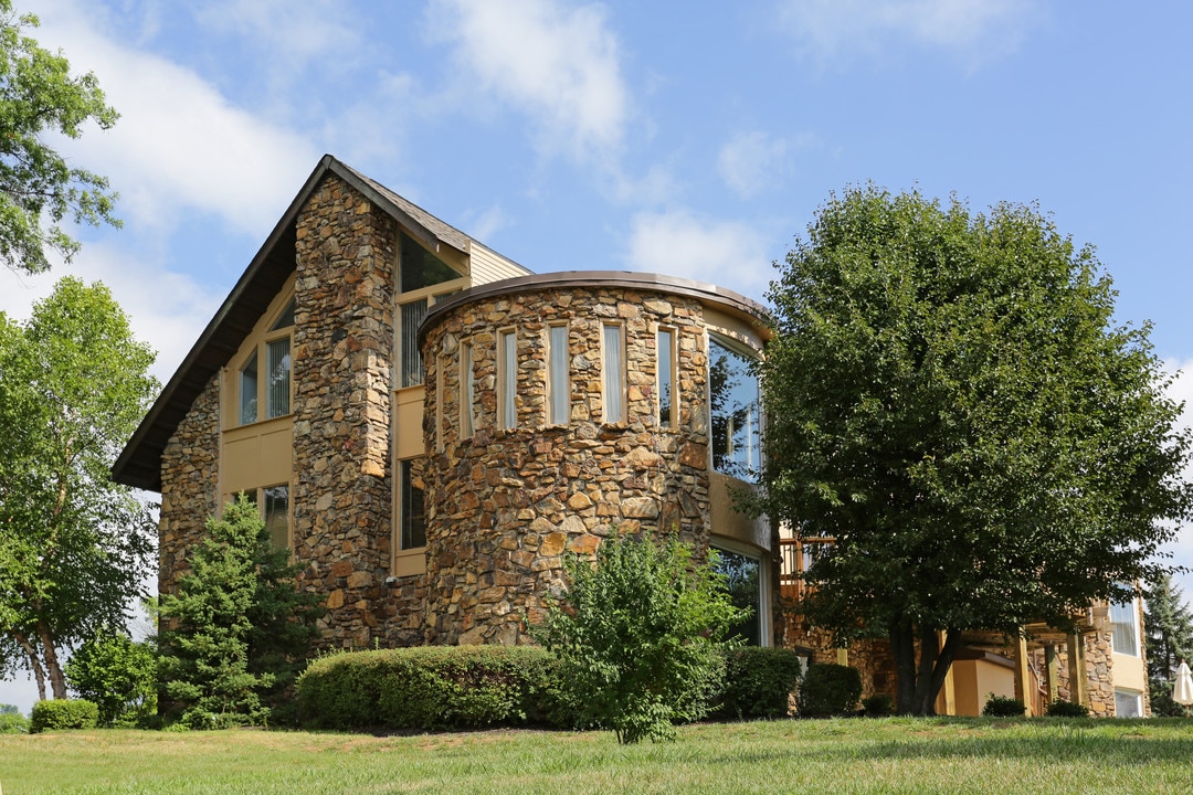Knobs Pointe Apartments in New Albany, IN - Building Photo