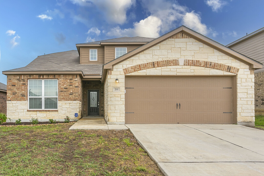 211 Azalea Way in New Braunfels, TX - Foto de edificio