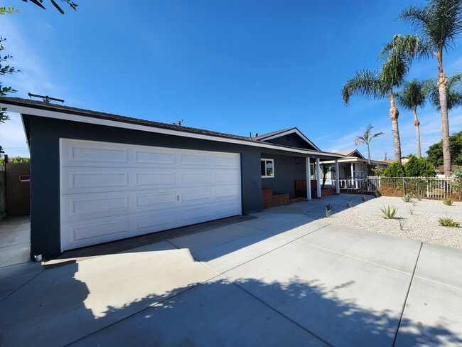 1636 W Myrtle St in Santa Ana, CA - Building Photo - Building Photo