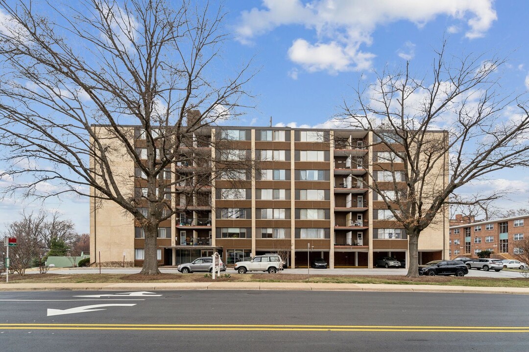 4401 Cherry Hill Rd in Arlington, VA - Foto de edificio
