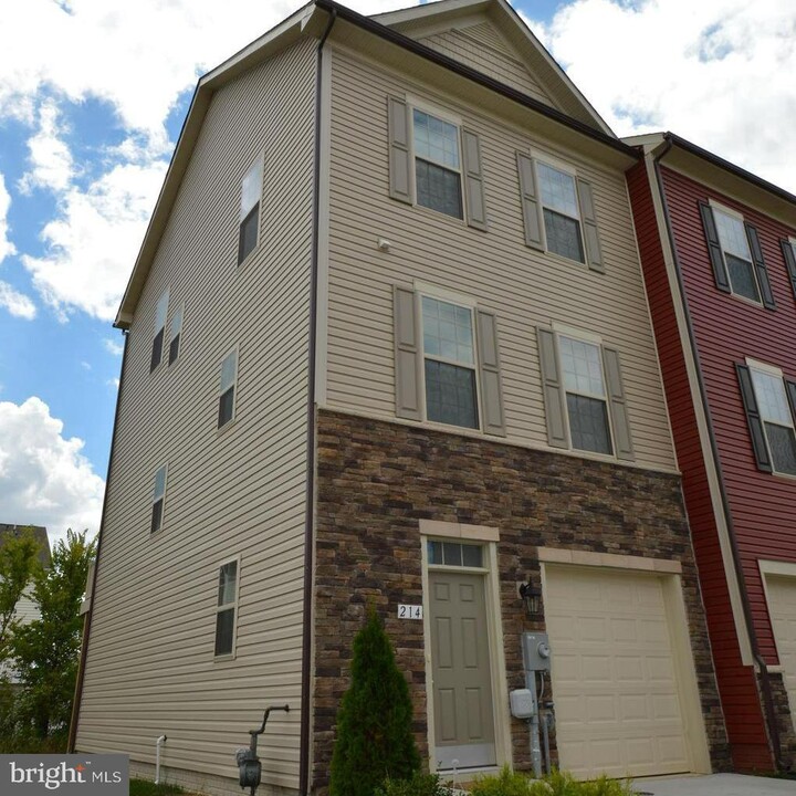 214 Pomegranate Ln in Frederick, MD - Building Photo