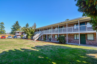 Lake Apartments in Federal Way, WA - Building Photo - Building Photo