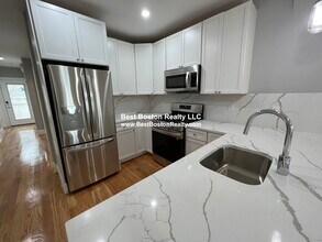 15 Harold St, Unit 2 in Somerville, MA - Foto de edificio - Building Photo