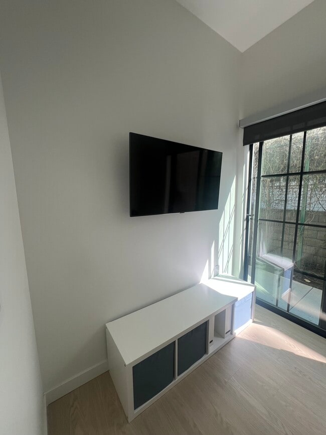 1901 Overland Ave, Unit 106B in Los Angeles, CA - Building Photo - Building Photo